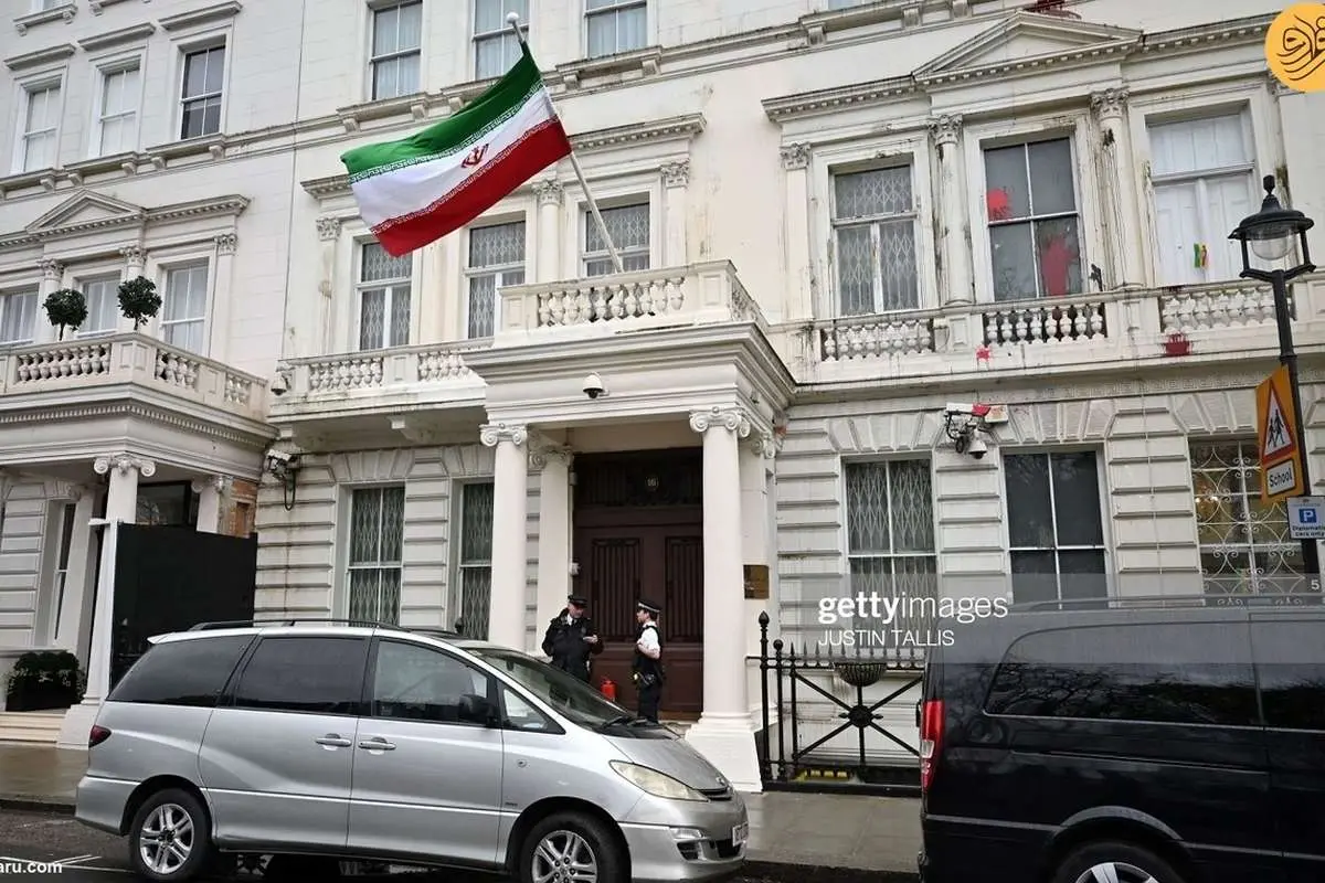 (عکس) شعارنویسی و پاشیدن رنگ روی دیوارهای سفارت ایران در لندن