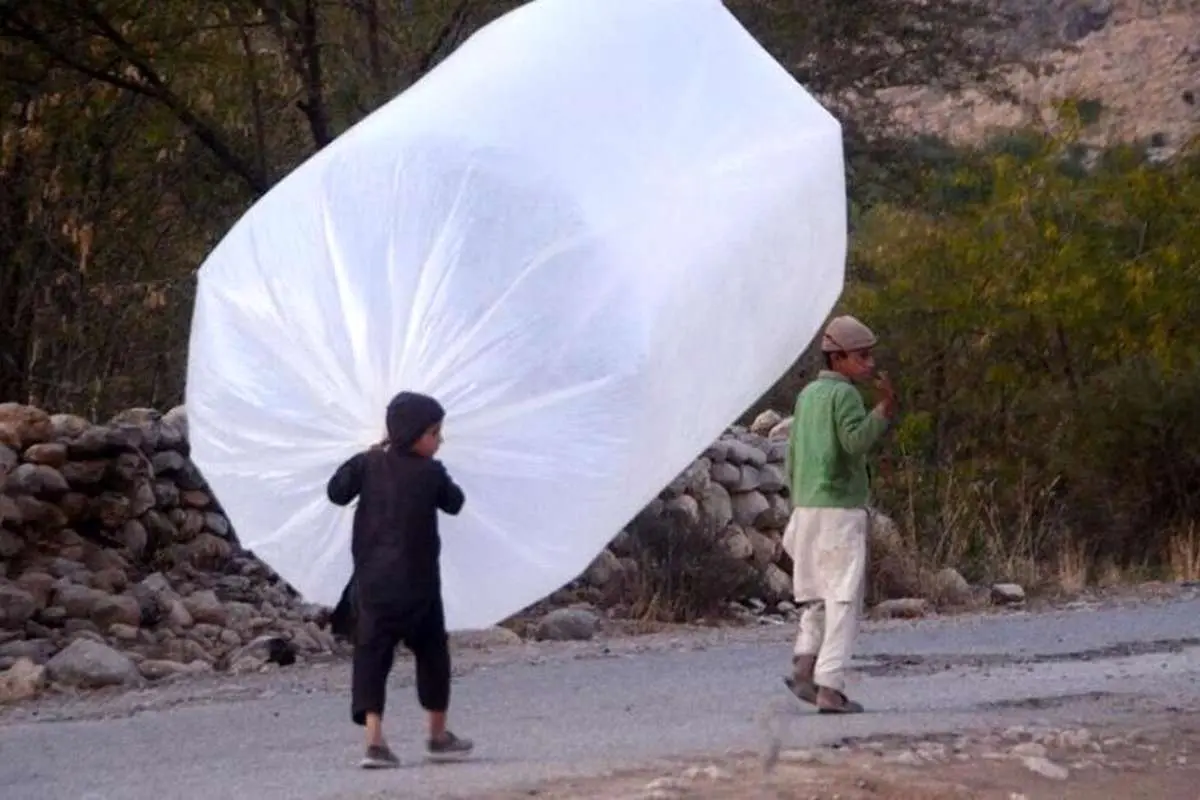 (ویدئو) روش خطرناک پاکستانی‌ها برای انتقال گاز طبیعی به خانه! 