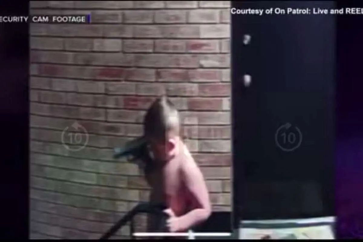 (ویدئو) بازی نفسگیر پسربچه با اسلحه گرم!