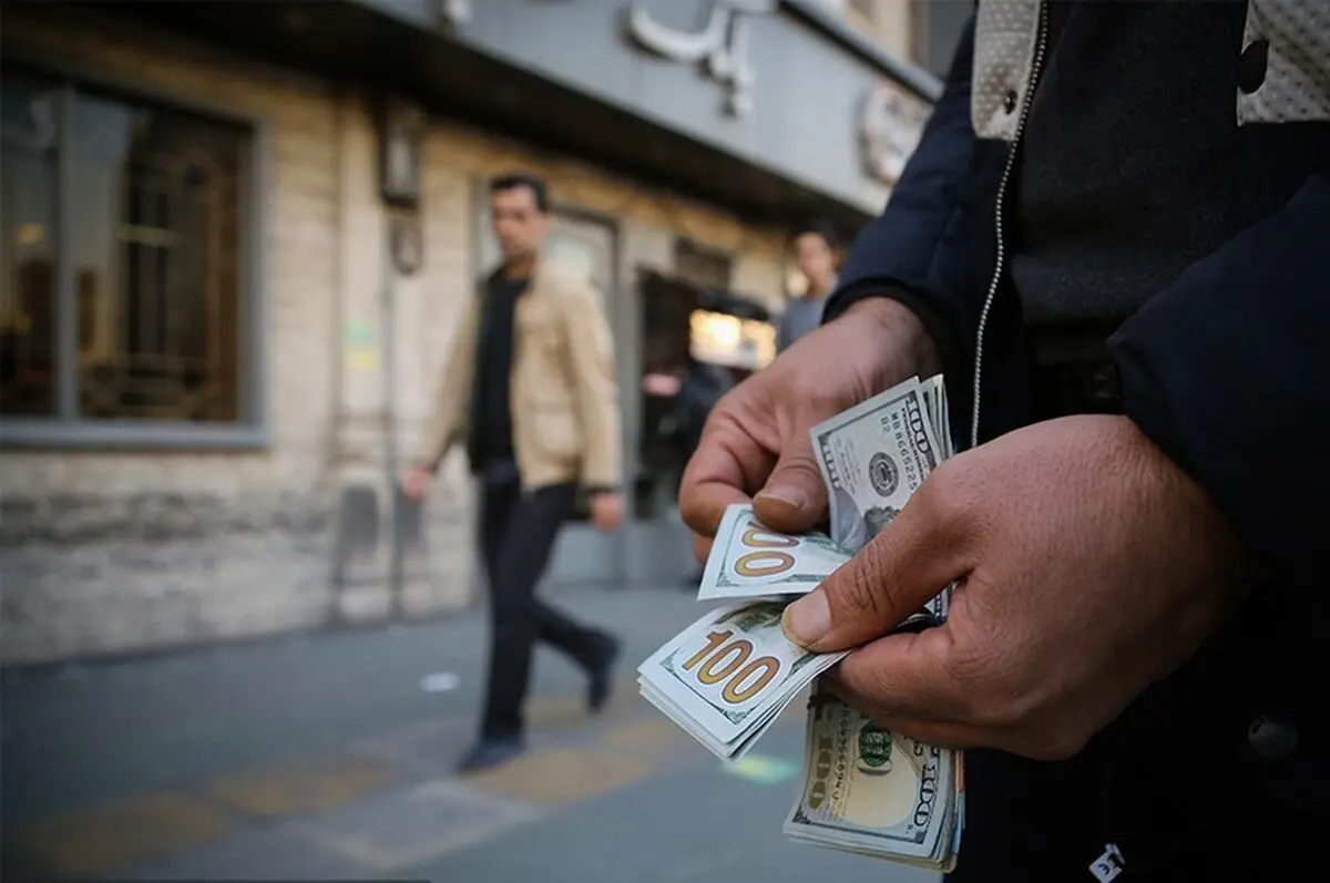 سیاست جدید بانک مرکزی برای آرامش بازار ارز/ خاندوزی: دولت نرخ دلار را بالا می‌برد تا درآمد کسب کند؟