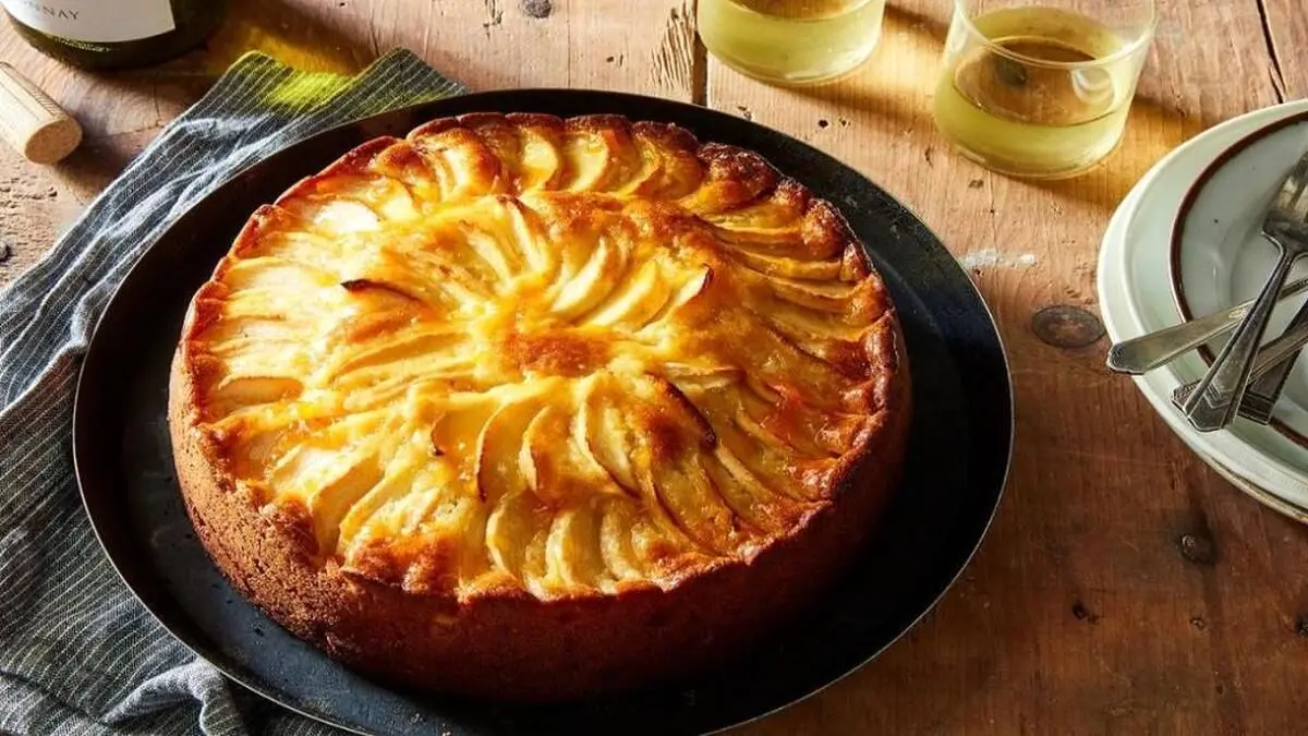 طرز تهیه کیک سیب و کشمش ایتالیایی
