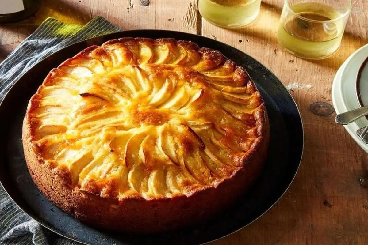 طرز تهیه کیک سیب و کشمش ایتالیایی