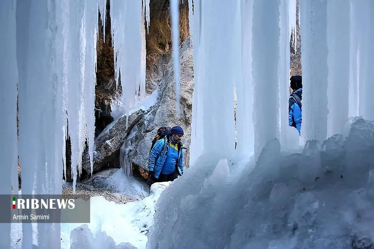 (تصاویر) یخ زدن آبشار اخلمد در خراسان رضوی