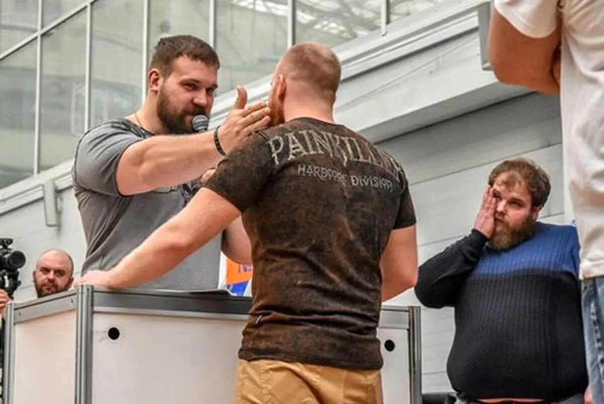 (ویدئو) کشیده آبدار در گوش حریف در یک مسابقه عجیب