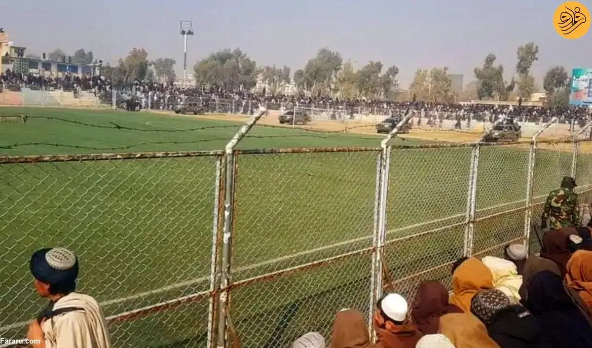 (ویدئو) طالبان ۹ نفر را در ورزشگاه فوتبال شلاق زدند