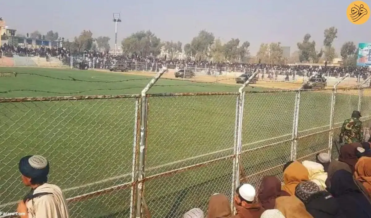 (ویدئو) طالبان ۹ نفر را در ورزشگاه فوتبال شلاق زدند