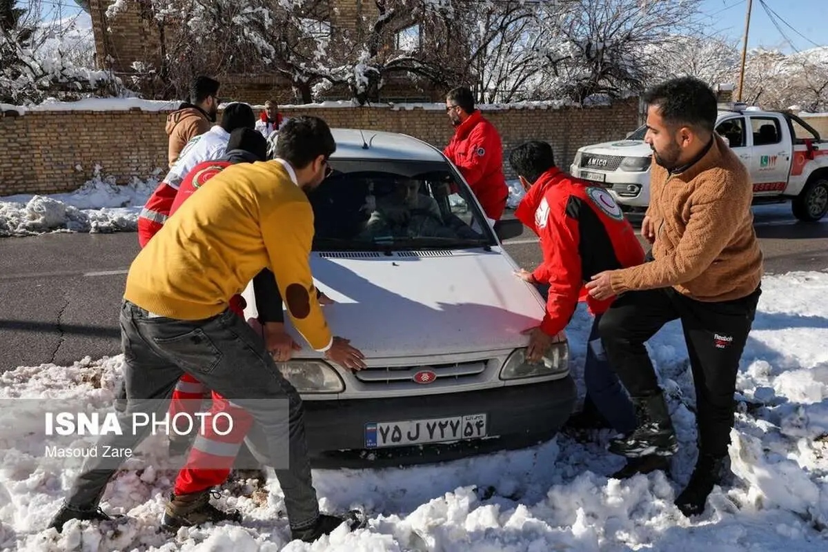 (تصاویر) امدادرسانی به خودروهای گرفتار در برف یزد