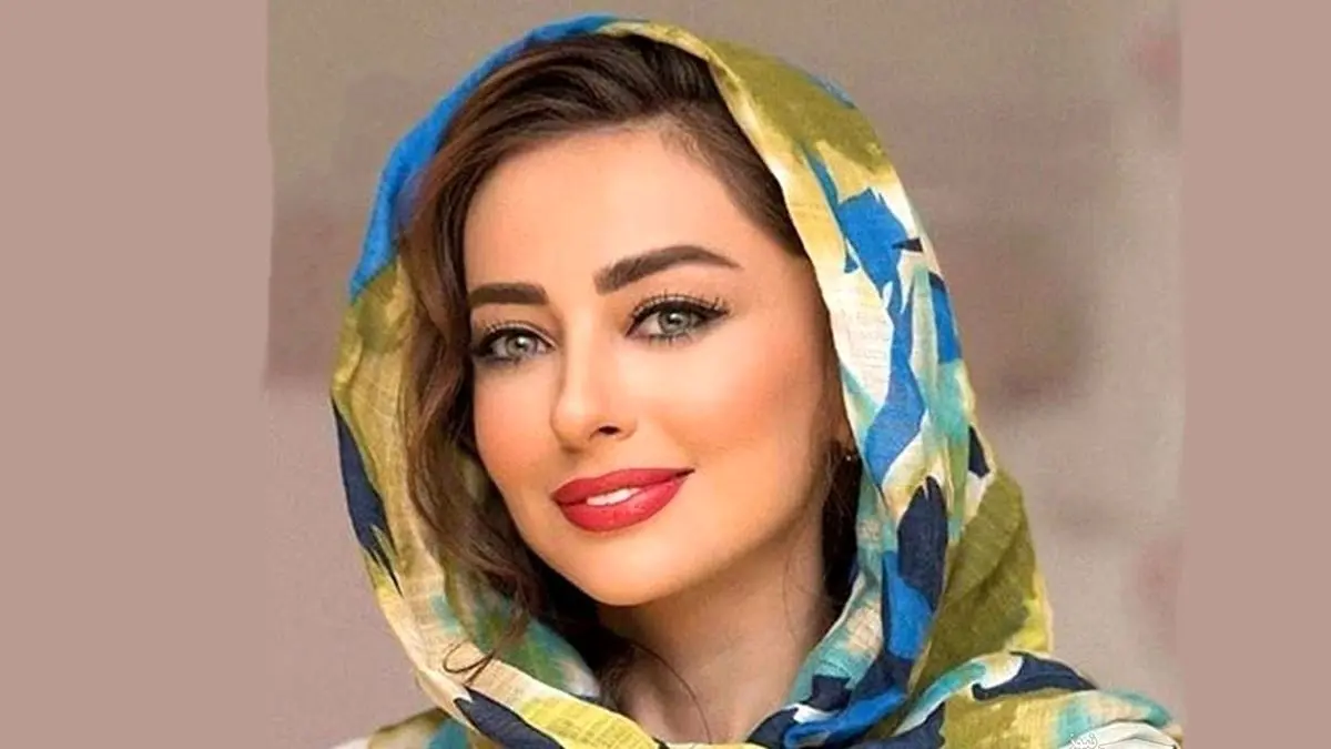 (تصویر) پوشش خیلی متفاوت خانم بازیگر روی آنتن زنده!