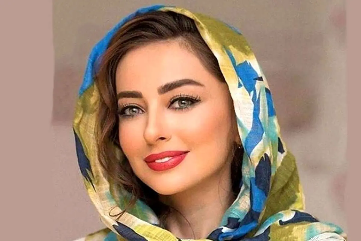 (تصویر) پوشش خیلی متفاوت خانم بازیگر روی آنتن زنده!