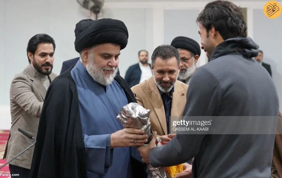 (تصاویر) جام قهرمانی خلیج فارس در دست مقتدی صدر!