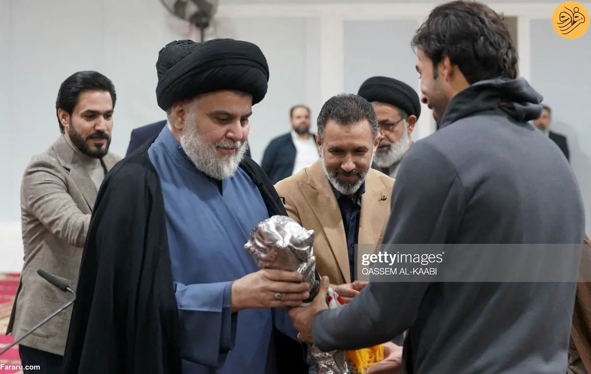 (تصاویر) جام قهرمانی خلیج فارس در دست مقتدی صدر!