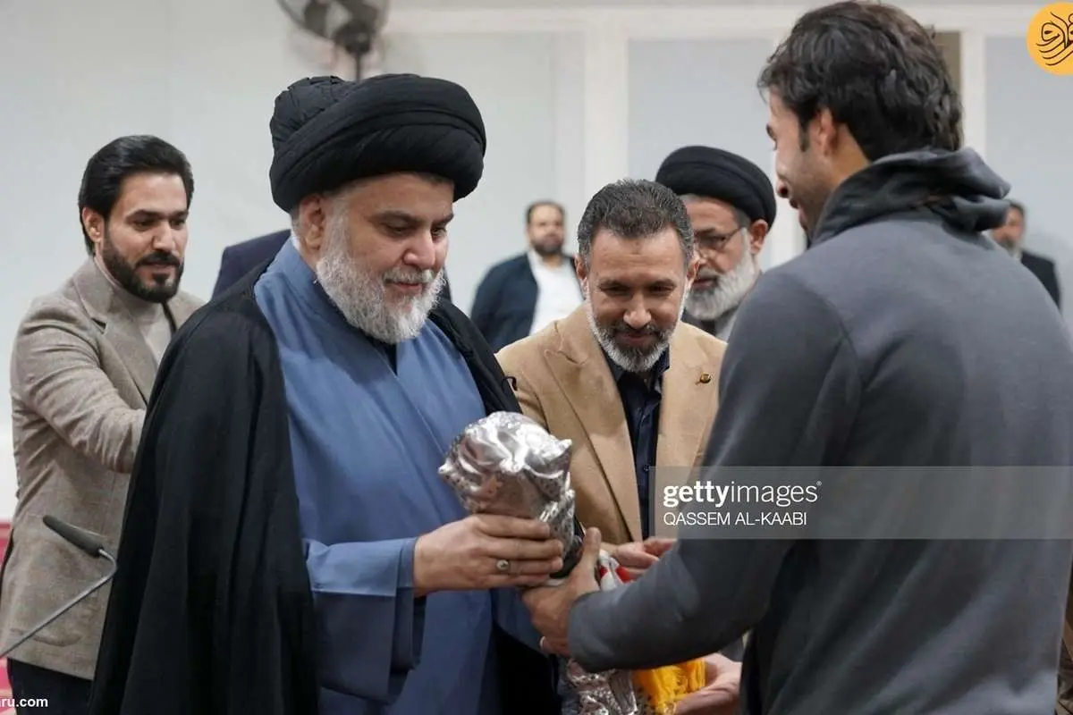 (تصاویر) جام قهرمانی خلیج فارس در دست مقتدی صدر!