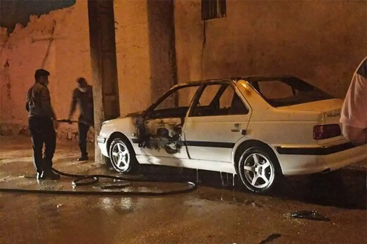 (ویدئو) آتش زدن عمدی یک پژو پارس توسط افرادی ناشناس در دولت آباد