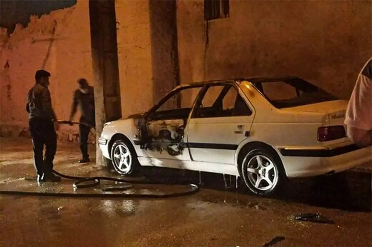(ویدئو) آتش زدن عمدی یک پژو پارس توسط افرادی ناشناس در دولت آباد