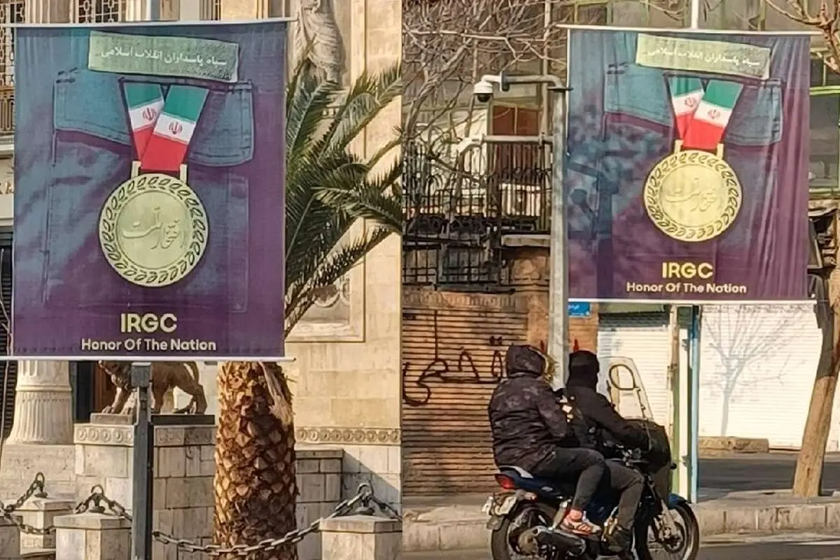 (عکس) نصب بنرهای سپاه مقابل سفارتخانه