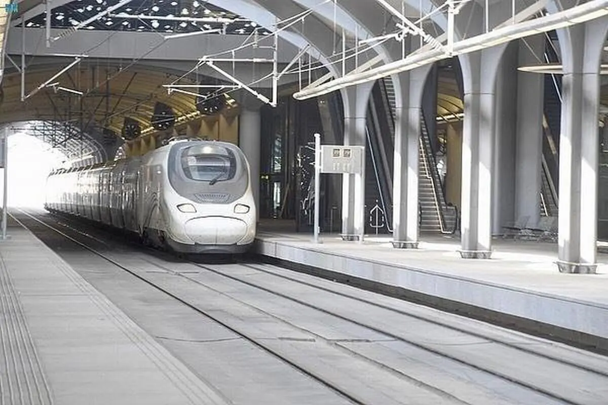(تصویر) غافلگیری تازه بن‌سلمان؛ زنان راننده قطار حرمین شریفین شدند