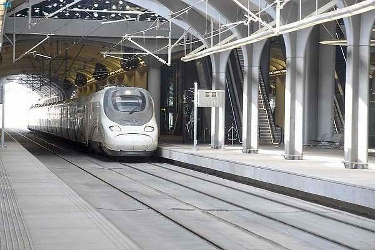 (تصویر) غافلگیری تازه بنسلمان؛ زنان راننده قطار حرمین شریفین شدند