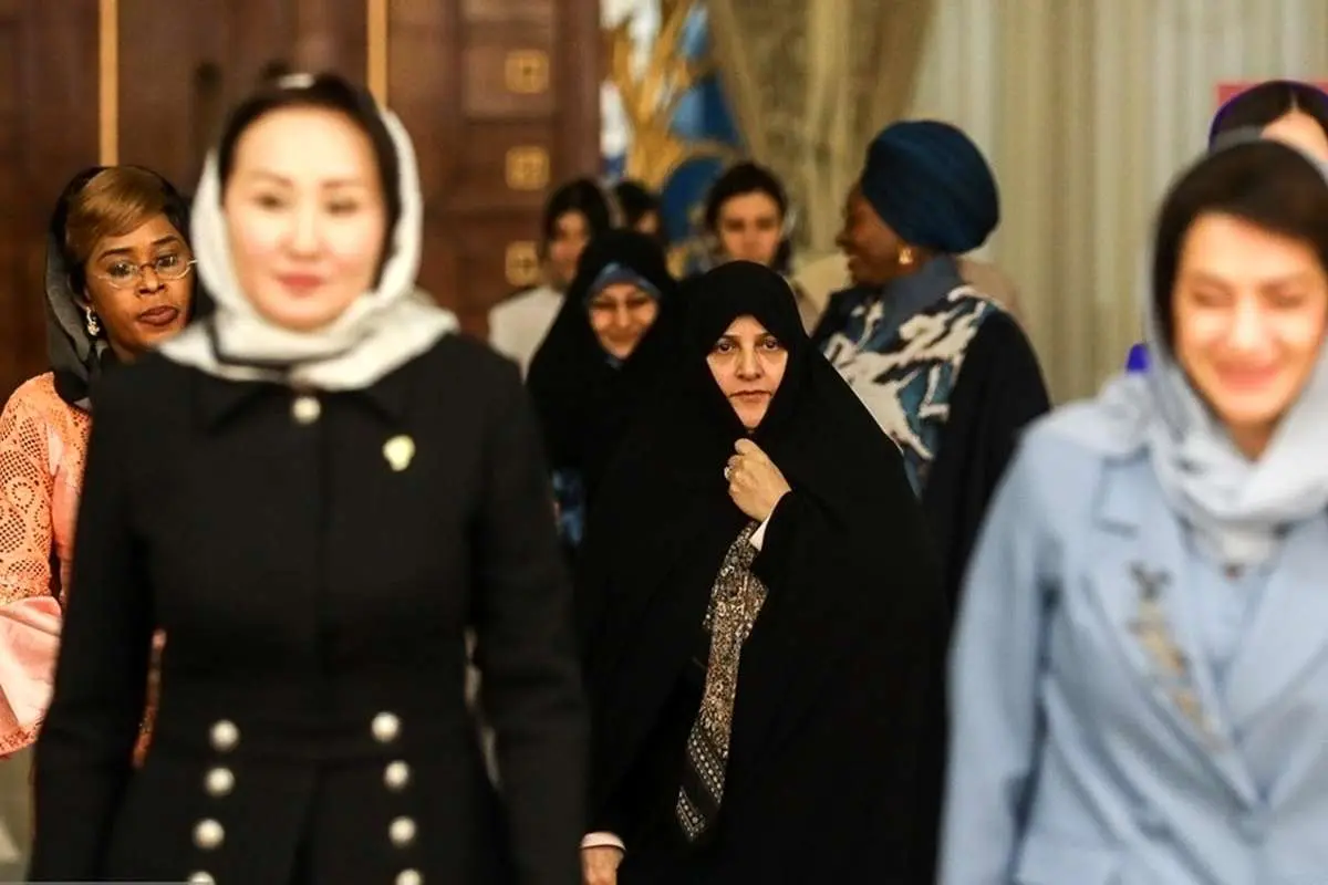 تلاش روزنامه جوان برای موجه جلوه دادن هزینه‌های مهمانی همسر رئیس جمهور