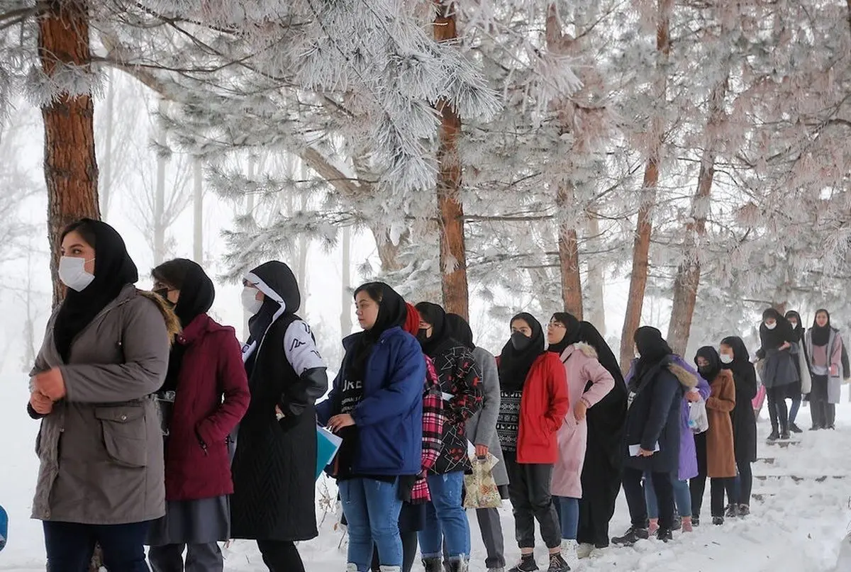تلاش ده ساعته برای رسیدن به کنکور در برف؛ تقلب انگشت‌شمار هم عادی‌انگاری نشود