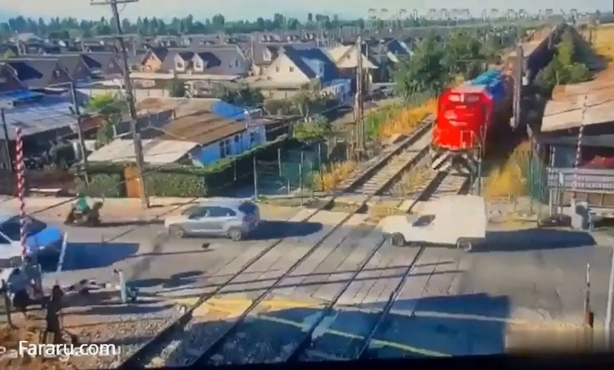 (ویدئو) تصادف شدید قطار باری با یک خودرو