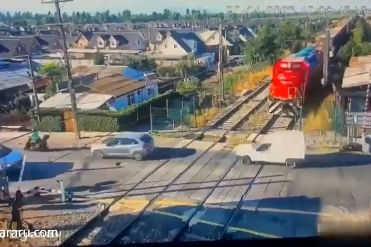 (ویدئو) تصادف شدید قطار باری با یک خودرو