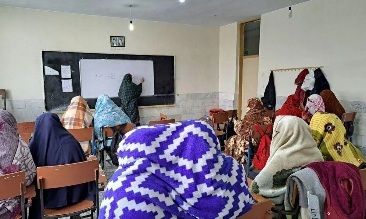 اطلاعیه آموزش و پرورش درباره عکس جنجالی برگزاری کلاس با پتو؛ شیطنت دانش‌آموزان بود!