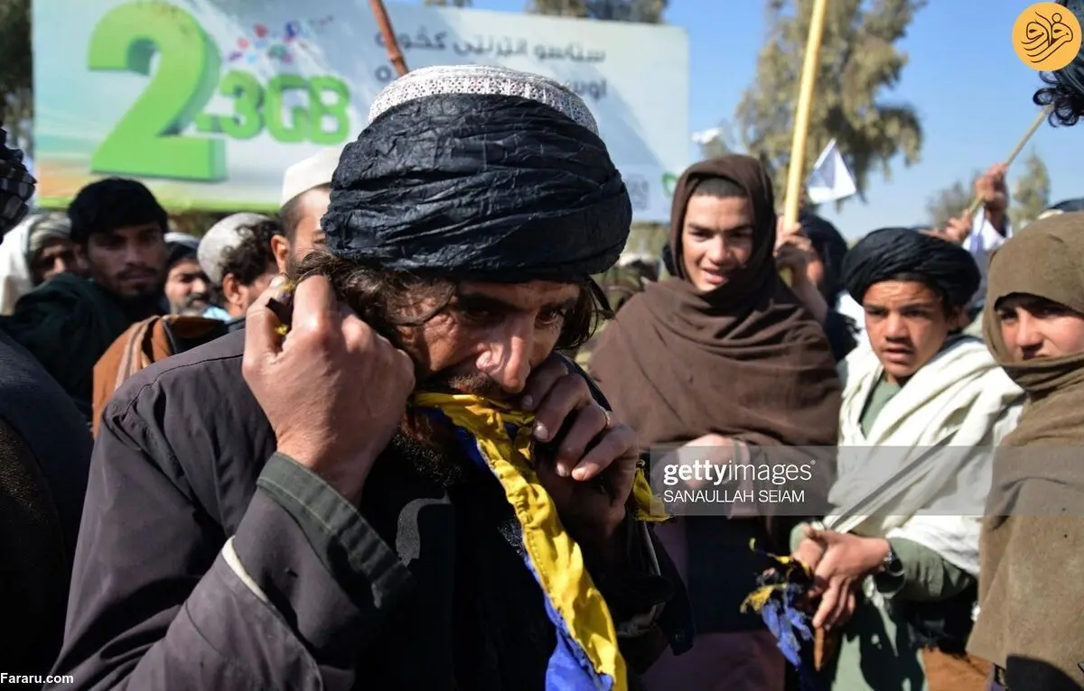 (عکس) مرد افغان خشمگین پرچم سوئد را با دندان پاره کرد!