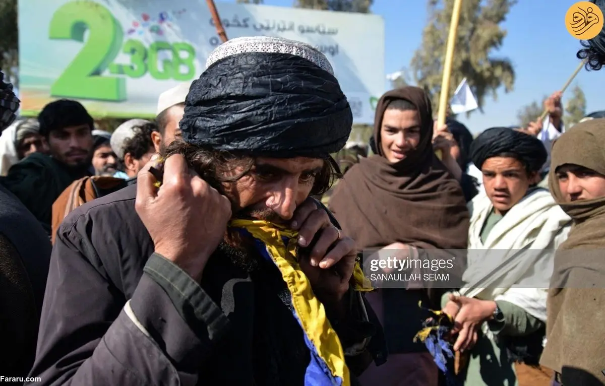 (عکس) مرد افغان خشمگین پرچم سوئد را با دندان پاره کرد!