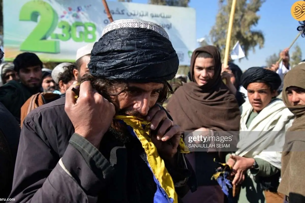 (عکس) مرد افغان خشمگین پرچم سوئد را با دندان پاره کرد!