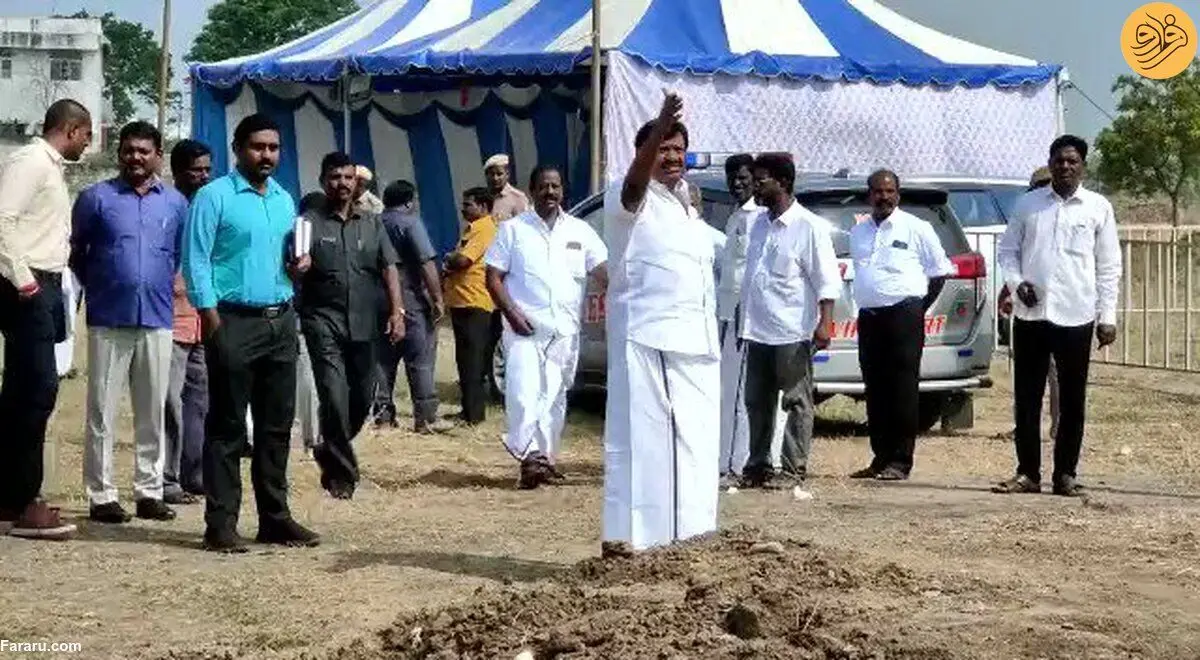 (ویدئو) وزیر عصبانی به سمت کارگر سنگ پرتاب کرد!