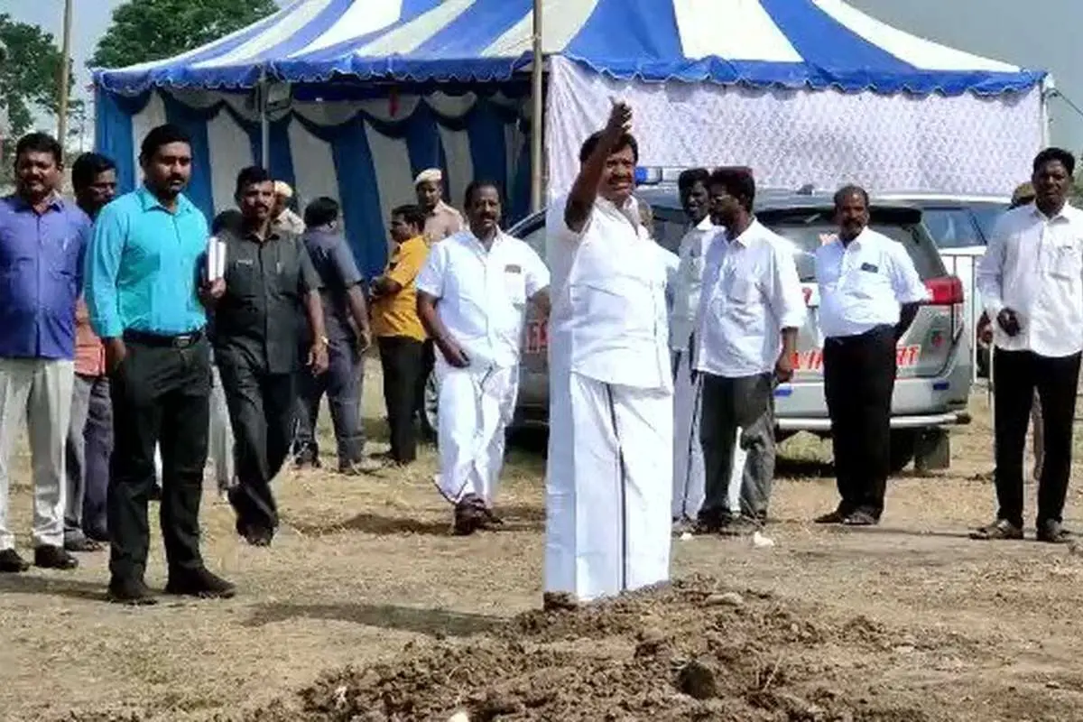 (ویدئو) وزیر عصبانی به سمت کارگر سنگ پرتاب کرد!