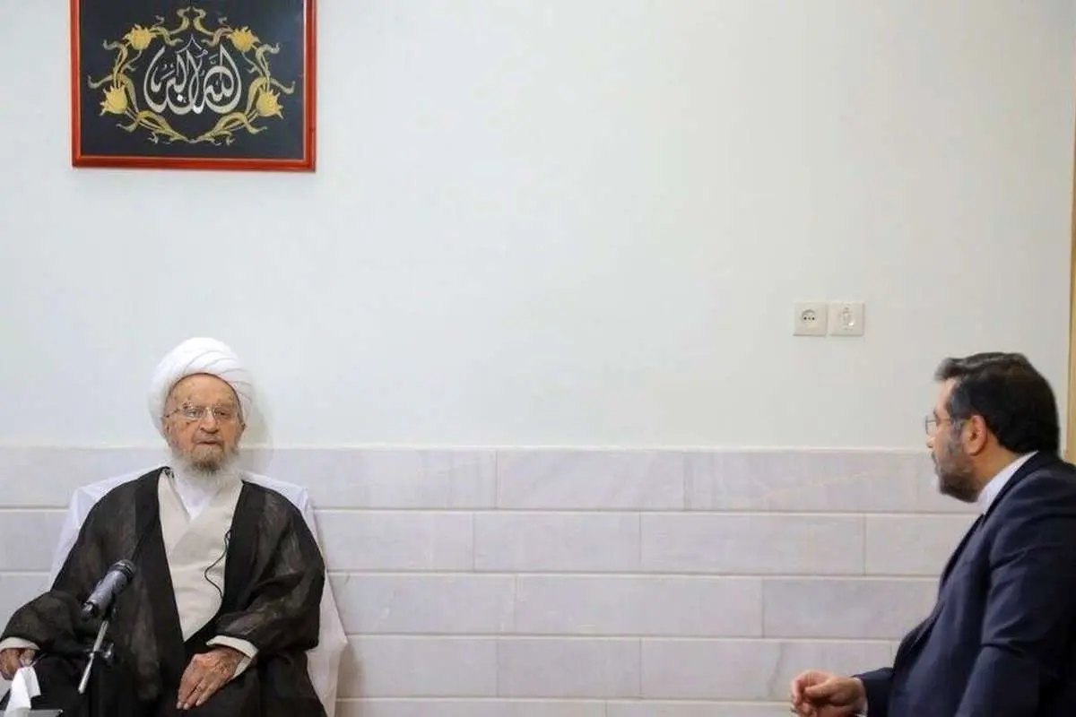 مکارم شیرازی: خشونت و فشار در مسأله حجاب کارساز نیست