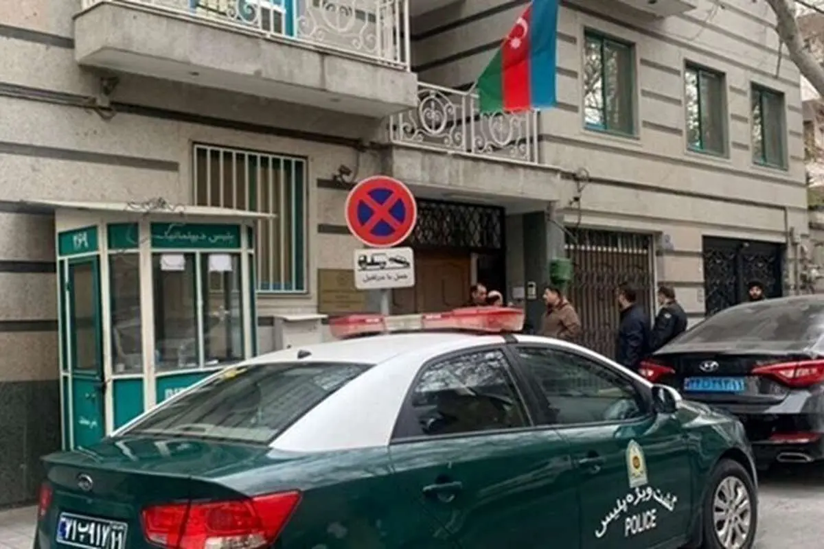 فرد مهاجم مدعی است که همسرش در طبقه چهارم سفارت بوده و میخواسته او را آزاد کند