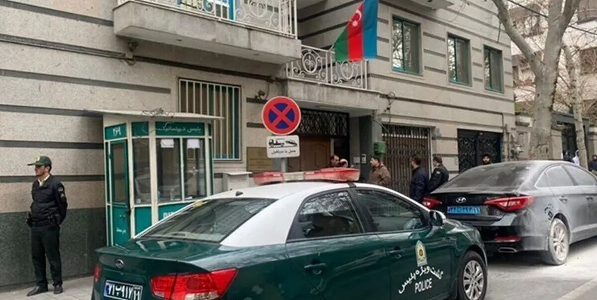 فرد مهاجم مدعی است که همسرش در طبقه چهارم سفارت بوده و می‌خواسته او را آزاد کند