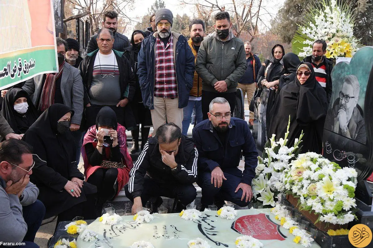 (عکس) غلط املایی عجیب در بنر مراسم سالگرد مرحوم مهرداد میناوند