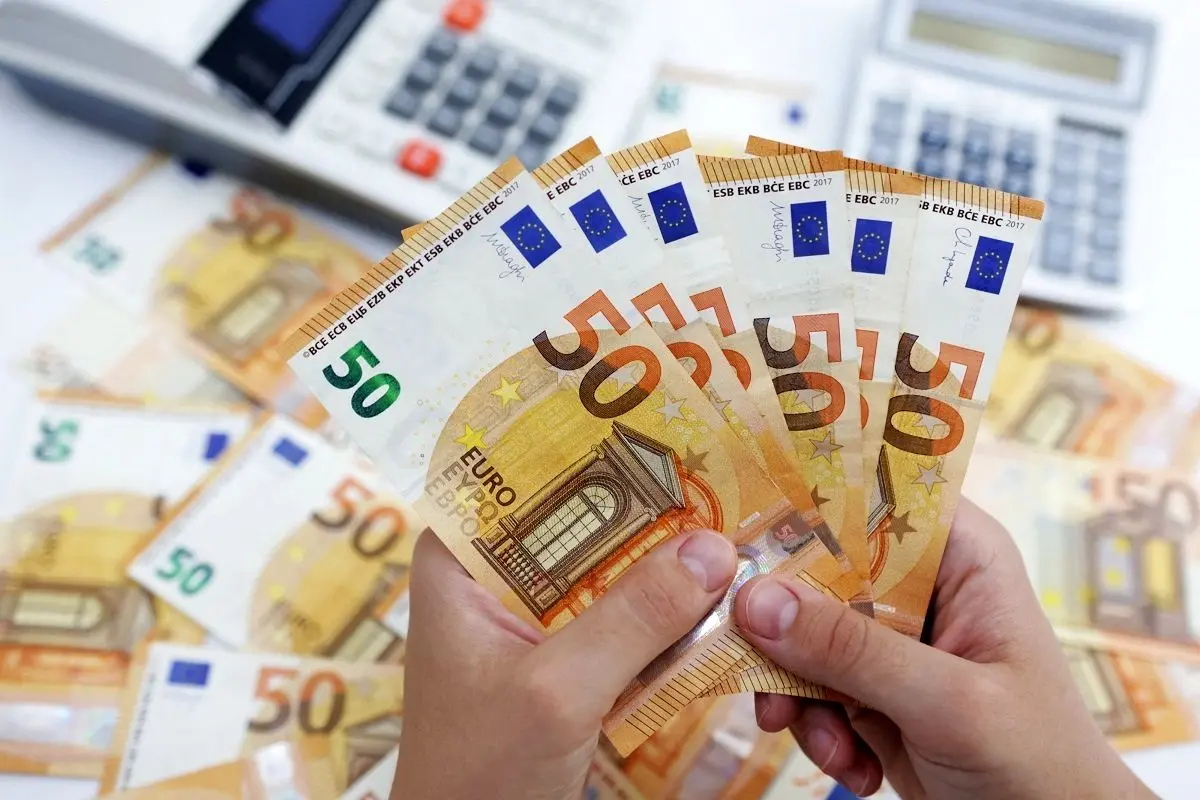 آغاز فروش ۵۰۰۰یورو در شعب منتخب بانکی؛ شرایط خرید چیست؟