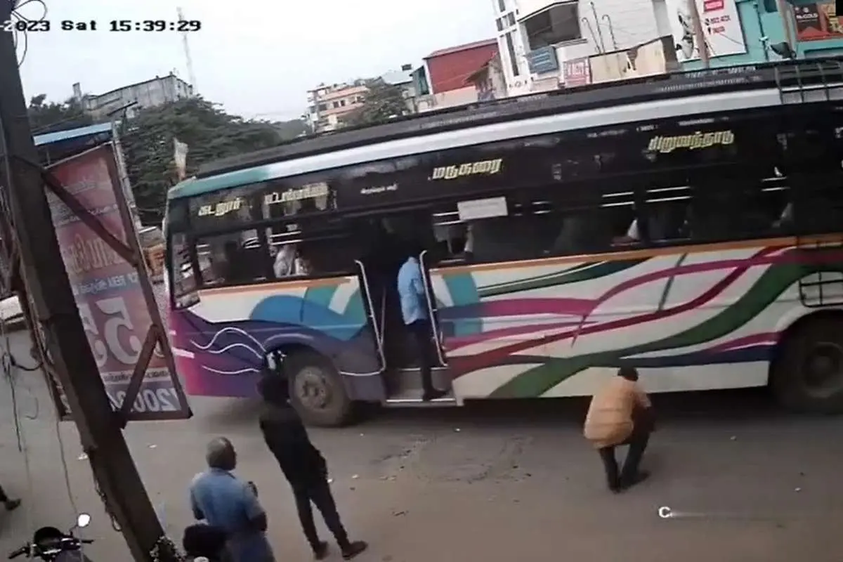 (ویدئو 16+) مرد جوان خود را زیر چرخ اتوبوس انداخت!