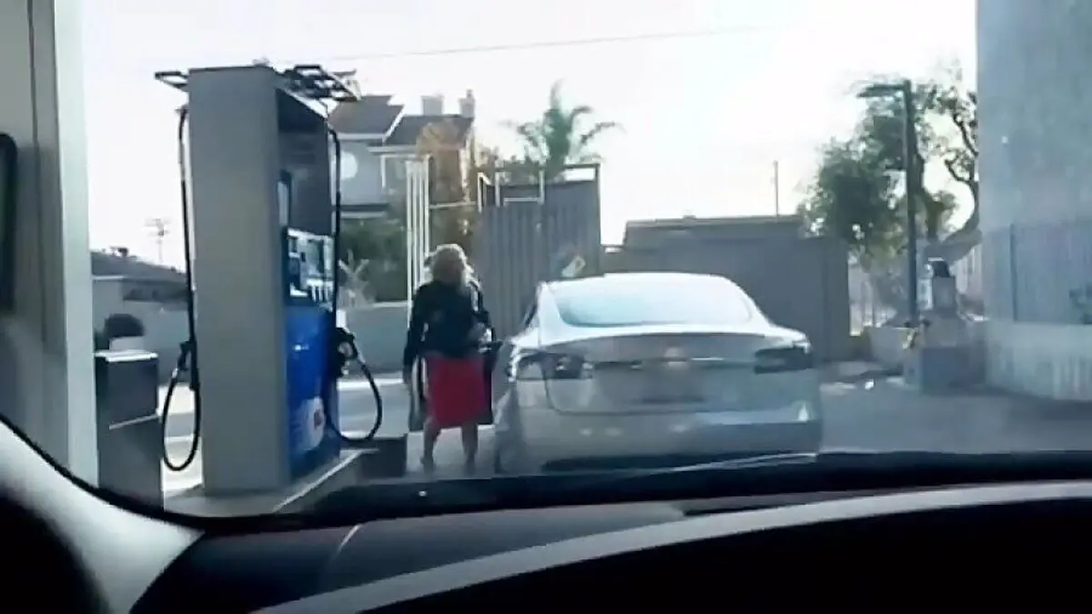 (ویدئو) تلاش خنده‌دار دو دختر جوان برای سوخت‌گیری تسلا!