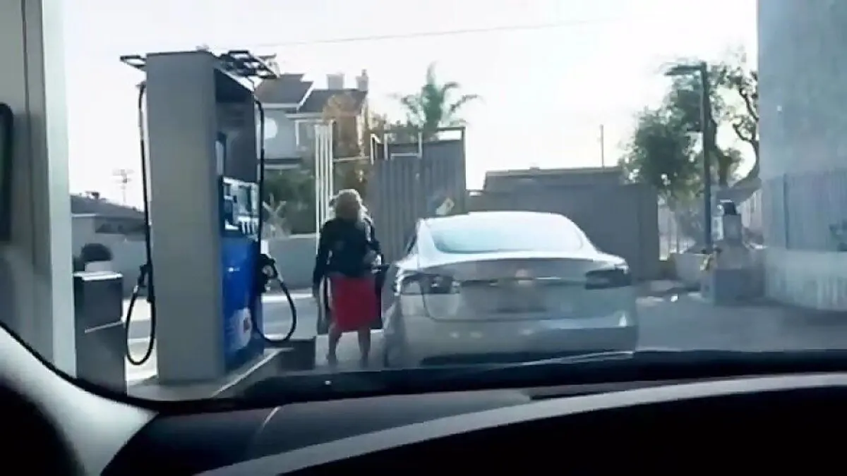 (ویدئو) تلاش خنده‌دار دو دختر جوان برای سوخت‌گیری تسلا!