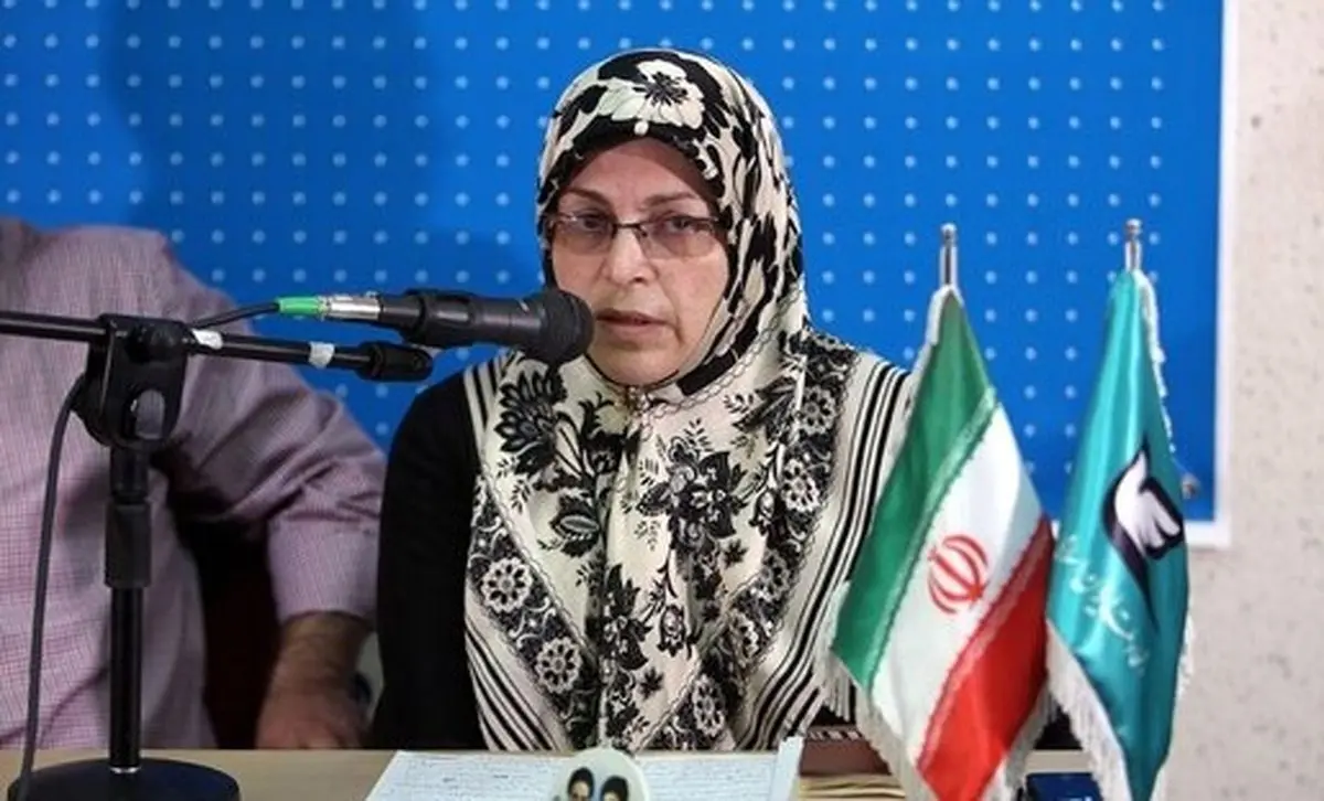 آذر منصوری: همچنان بر شاخ نشسته‌اید و بن می‌برید