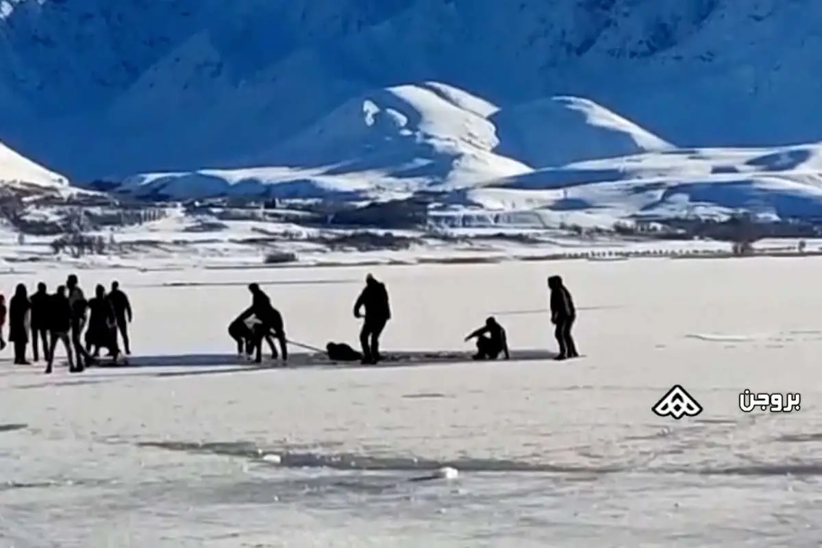 (ویدئو) حادثه تلخ؛ ۴ نفر در تیوب سواری تالاب چغاخور غرق شدند