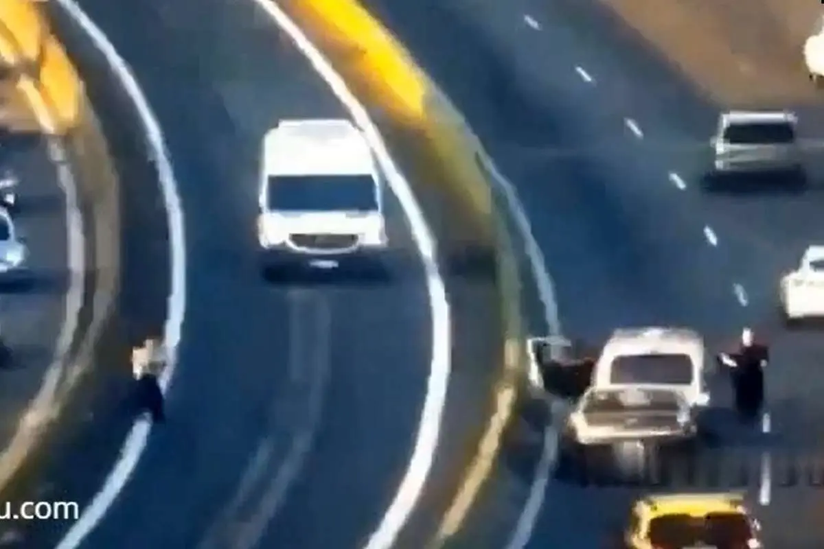 (ویدئو) مرگ دلخراش یک زوج درحال دعوا در بزرگراه!