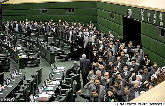 عکس> راهپيمايي در صحن علني مجلس