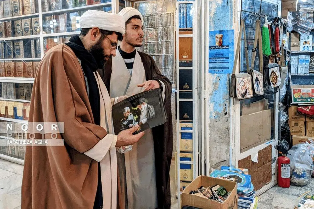 فروش تصاویر سردار شهید قاسم سلیمانی در قم