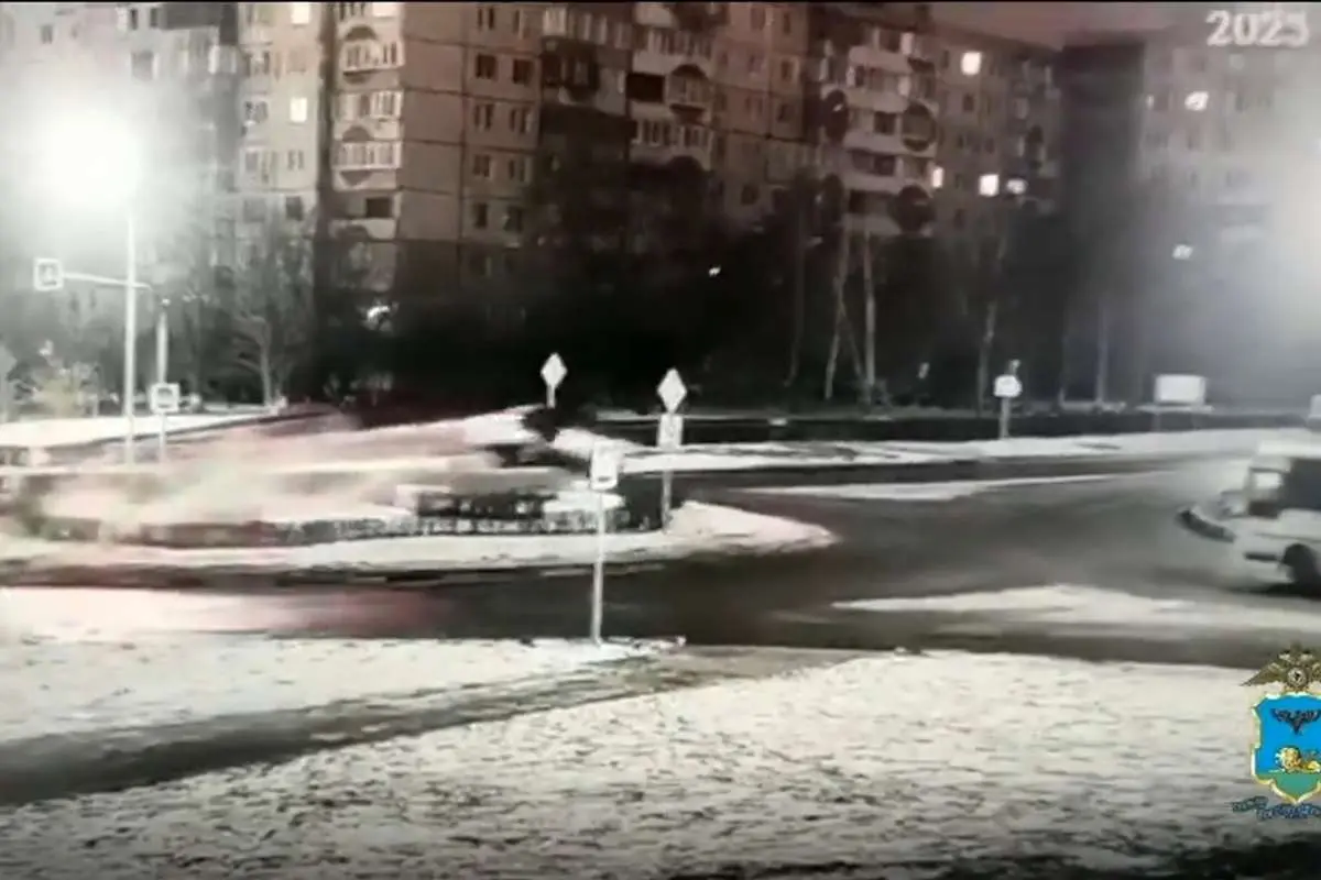 (ویدئو) پرش یک خودرو از روی میدان!