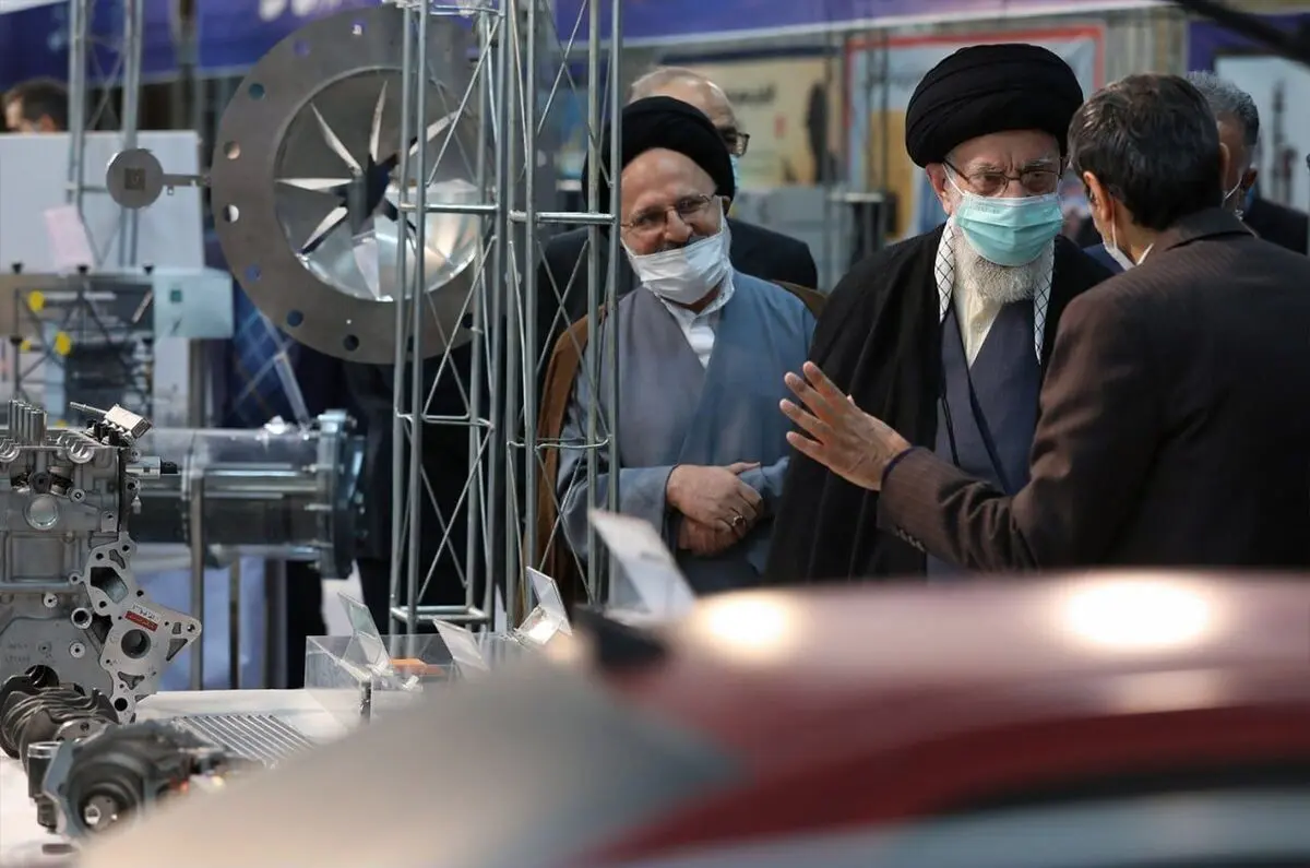 (عکس) بازدید رهبر انقلاب از نمایشگاه توانمندی‌های صنعتی