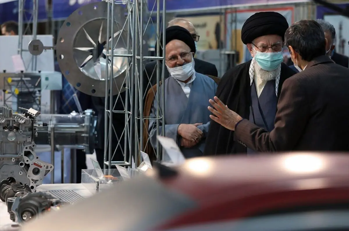 (عکس) بازدید رهبر انقلاب از نمایشگاه توانمندی‌های صنعتی
