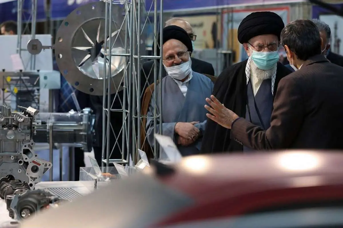 (عکس) بازدید رهبر انقلاب از نمایشگاه توانمندیهای صنعتی