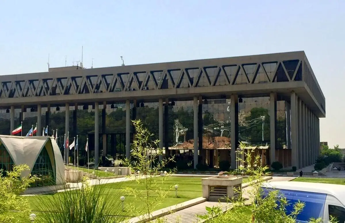 (ویدئو) گاف عجیب مجری صداوسیما در تلفظ «گوگل میت»!