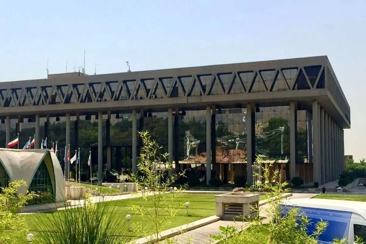 (ویدئو) گاف عجیب مجری صداوسیما در تلفظ «گوگل میت»!